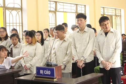Xét xử đường dây cho vay lãi nặng hơn 20.000 tỉ đồng do người Trung Quốc cầm đầu- Ảnh 1. Các bị cáo tại phiên tòa - Ảnh: M.T.