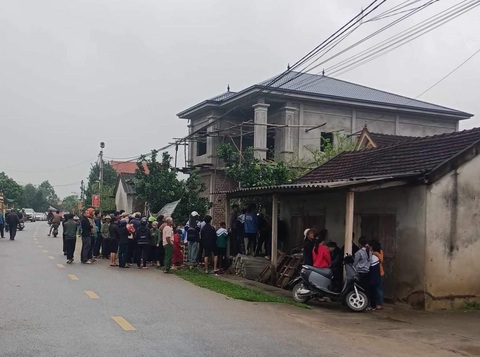 Thanh niên xông vào nhà hàng xóm chém chết cháu bé 3 tuổi- Ảnh 1. Hiện trường nơi xảy ra vụ án mạng - Ảnh: H.A.