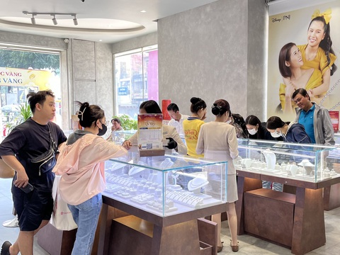Doanh thu PNJ đạt 8.478 tỉ đồng 2 tháng đầu năm 2024- Ảnh 1. PNJ liên tục gia tăng khách hàng mới - Ảnh: Tuấn Vũ
