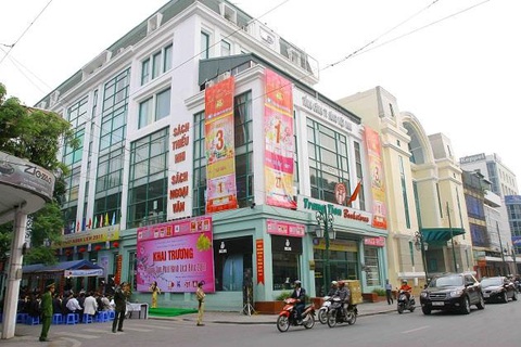 Đấu giá cổ phần công ty sách quản lý loạt ‘đất vàng’ gần hồ Gươm- Ảnh 1. Công ty CP Sách Việt Nam có trụ sở tại số 44 Tràng Tiền, Hà Nội - Ảnh: HNX