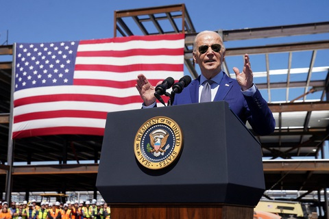 Tổng thống Mỹ Joe Biden phát biểu tại nhà máy Intel tại bang Arizona ngày 20-3 - Ảnh: REUTERS Tổng thống Mỹ Joe Biden phát biểu tại nhà máy Intel tại bang Arizona ngày 20-3 - Ảnh: REUTERS