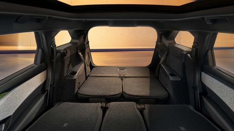 Peugeot E-5008 ra mắt: Sạc mỗi lần đi xa nhất 660km, sạc 10 phút đi 100km- Ảnh 2. Khoang hành lý phía sau 5008 ở trạng thái mặc định khá chật hẹp, tuy nhiên nếu gập một hoặc 2 hàng ghế trước thì rộng mênh mông - Ảnh: Peugeot