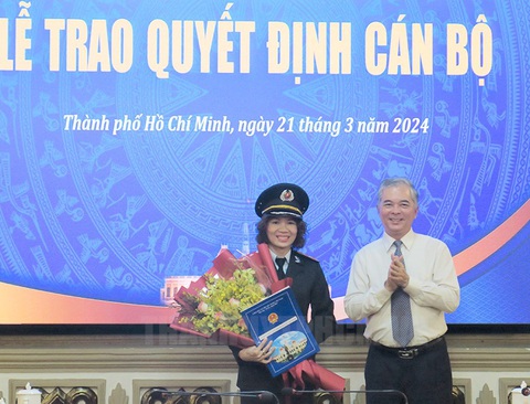 Bà Đinh Thị Thu làm phó chánh Thanh tra TP.HCM- Ảnh 1. Phó chủ tịch UBND TP.HCM Ngô Minh Châu trao quyết định cho bà Đinh Thị Thu - Ảnh: THÀNH ỦY TP.HCM
