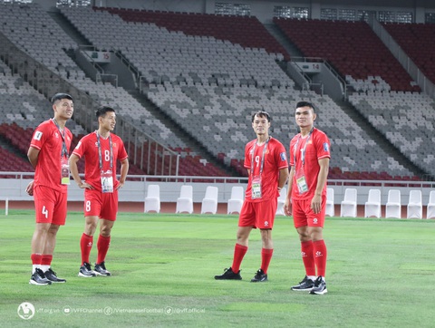 Hoàng Đức chỉ Tiến Linh cách ghi bàn trên sân Gelora Bung Karno- Ảnh 4. Các tuyển thủ Việt Nam tham quan sân Gelora Bung Karno - Ảnh: VFF