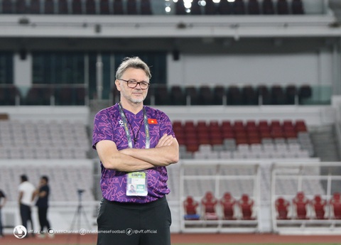 Hoàng Đức chỉ Tiến Linh cách ghi bàn trên sân Gelora Bung Karno- Ảnh 5. Trận đấu với Indonesia là thách thức lớn với HLV Troussier - Ảnh: VFF