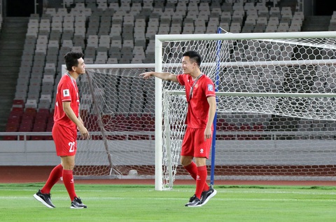Hoàng Đức chỉ Tiến Linh cách ghi bàn trên sân Gelora Bung Karno- Ảnh 3. Hai cầu thủ vui vẻ trao đổi trên sân - Ảnh: VFF