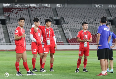 Hoàng Đức chỉ Tiến Linh cách ghi bàn trên sân Gelora Bung Karno- Ảnh 6. Quang Hải (phải) cùng các đồng đội đã sẵn sàng cho trận đấu - Ảnh: VFF