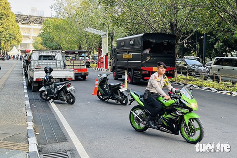 Đội tuyển Việt Nam bị tắc đường đến sân Bung Karno, an ninh thắt chặt- Ảnh 2. Mọi nẻo đường dẫn đến sân Bung Karno đều được dựng chốt an ninh - Ảnh: NGUYÊN KHÔI