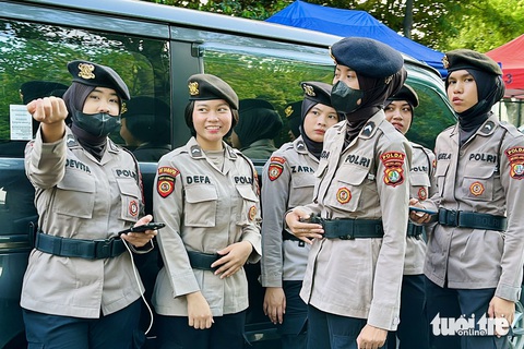 Đội tuyển Việt Nam bị tắc đường đến sân Bung Karno, an ninh thắt chặt- Ảnh 4. Những nữ cảnh sát Indonesia làm nhiệm vụ - Ảnh: NGUYÊN KHÔI
