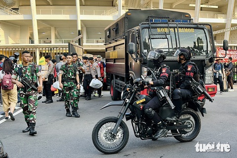 Đội tuyển Việt Nam bị tắc đường đến sân Bung Karno, an ninh thắt chặt- Ảnh 3. Lực lượng phòng chống bạo động với súng hơi cay được triển khai - Ảnh: NGUYÊN KHÔI