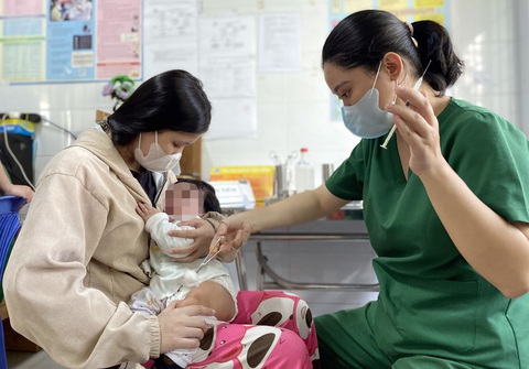 Phụ huynh đưa trẻ đi tiêm vắc xin trong chương trình tiêm chủng mở rộng tại TP.HCM - Ảnh: XUÂN MAI Phụ huynh đưa trẻ đi tiêm vắc xin trong chương trình tiêm chủng mở rộng tại TP.HCM - Ảnh: XUÂN MAI