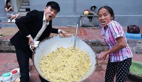 Kênh YouTube Bà Tân Vlog hết thời?- Ảnh 1. Bà Tân (phải) và con trai vẫn miệt mài làm nội dung nhưng lượng người xem chỉ bằng 1/10 khi xưa - Ảnh: NVCC