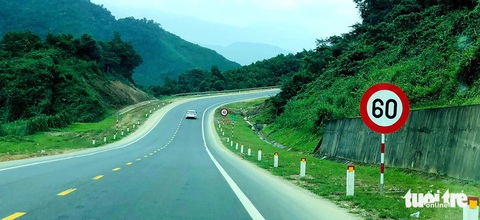 Gỡ bất cập cho đường cao tốc- Ảnh 1. Cao tốc La Sơn - Túy Loan có nhiều khúc cua - Ảnh: ĐOÀN CƯỜNG