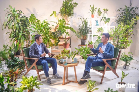 Đi cùng thương hiệu ‘Walk and Talk’: Xây dựng local brand hiệu quả từ văn hóa địa phương- Ảnh 2. Founder Là Việt Coffee - ông Trần Nhật Quang (bìa phải) trò chuyện với ông Nguyễn Tiến Huy - Tổng giám đốc Pencil Group, Trưởng ban Nội dung CSMO Miền Nam trong tập 2 của Đi cùng thương hiệu: Walk & Talk năm 2024 - Ảnh: QUANG ĐỊNH
