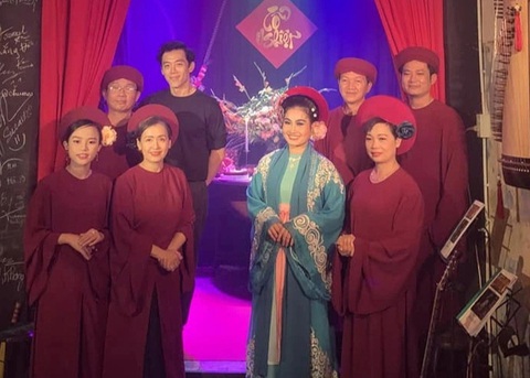 Gánh cải lương Thiên Lý từ Song Lang ra đời thực- Ảnh 1. Đạo diễn Leon Quang Lê và nghệ sĩ Tú Quyên cùng các nghệ sĩ chơi nhạc cụ của vở Độc thoại đêm - Ảnh: Fanpage Gánh cải lương Thiên Lý