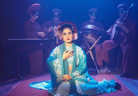 Gánh cải lương Thiên Lý từ Song Lang ra đời thực- Ảnh 6. Nghệ sĩ Tú Quyên vào vai Lý Chiêu Hoàng trong vở Độc thoại đêm - Ảnh: Fanpage Gánh cải lương Thiên Lý