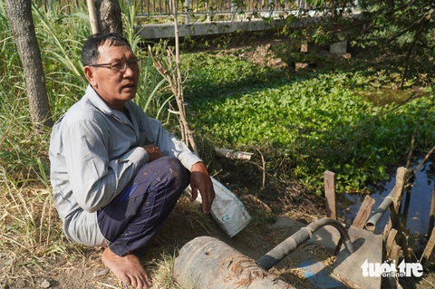 Nước kênh cạn kiệt, Tiền Giang mở 40 vòi nước công cộng miễn phí- Ảnh 3. Dòng kênh Láng là nơi cung cấp nước sinh hoạt cho hàng trăm hộ dân hai bên, tuy nhiên hiện nay dòng kênh đã cạn kiệt nên người dân không có nước sử dụng - Ảnh: MẬU TRƯỜNG