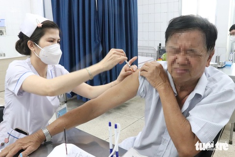 Trong 10.000 người dân TP.HCM tiêm phòng bệnh dại mỗi tháng có gần 7.500 người bị chó cắn- Ảnh 1. Người dân đi tiêm vắc xin phòng bệnh dại tại Bệnh viện Bệnh nhiệt đới (TP.HCM) - Ảnh: XUÂN MAI