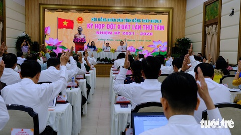 Đồng Tháp dùng 417 tỉ đồng tăng thu xổ số kiến thiết đầu tư cho 3 thành phố- Ảnh 1. Đại biểu biểu quyết thông qua các tờ trình HĐND tỉnh Đồng Tháp sáng 21-3 - Ảnh: ĐẶNG TUYẾT