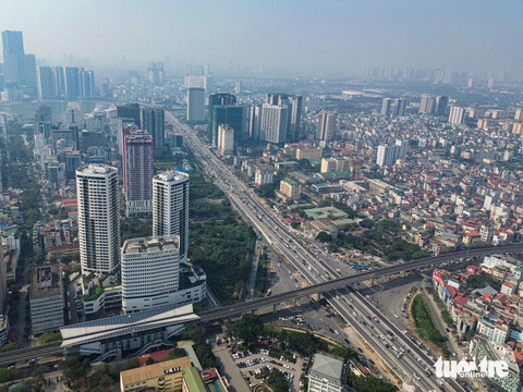 Hai nhánh cầu vượt trăm tỉ ở Hà Nội trước ngày thông xe- Ảnh 9. Nút giao Mai Dịch là điểm giao cắt giữa 2 trục đường lớn là vành đai 3 và quốc lộ 32, việc xây dựng 2 đơn nguyên cầu vượt mới giúp giải phóng thêm lượng xe cộ, kéo giảm ùn tắc cho khu vực đô thị đông đúc này - Ảnh: HỒNG QUANG