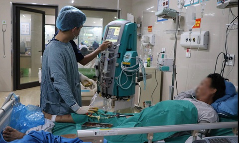 Nhiều người tăng mỡ máu, viêm tụy cấp máu trắng đục như sữa, vì sao?- Ảnh 1. Cấp cứu cho bệnh nhân viêm tụy cấp - Ảnh: BVCC