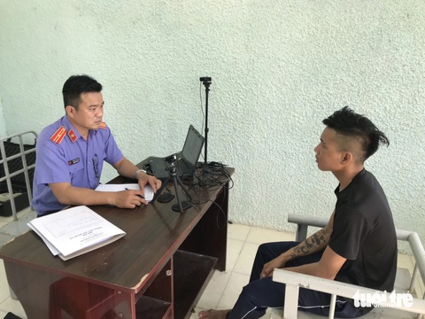 Xô ngã làm cụ ông 72 tuổi chết, nam thanh niên bị bắt giam- Ảnh 1. Nguyễn Văn Phát làm việc với cơ quan tố tụng - Ảnh: H.T.
