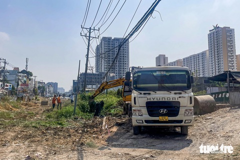 Vướng mặt bằng làm đường Lương Định Của, ảnh hưởng cả tiến độ nút giao An Phú- Ảnh 2. Một mặt bằng phía bên phải đường Lương Định Của hướng từ Trần Não đi An Phú đang được dọn dẹp sáng 21-3. Theo UBND TP Thủ Đức, đoạn này thuộc diện lấn chiếm đất công, hiện UBND TP Thủ Đức đã có kế hoạch cưỡng chế bàn giao cho đơn vị thi công tiếp tục xây dựng - Ảnh: CHÂU TUẤN