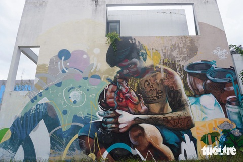 Họa sĩ vẽ graffiti trên tường nhà dân, phường xử phạt 2 triệu đồng, bắt xóa- Ảnh 2. Một trong số những bức tranh tường mà nhóm họa sĩ vẽ - Ảnh: ĐOÀN NHẠN