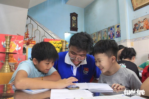 Thi tài viết ý tưởng, dự án tình nguyện hỗ trợ cộng đồng- Ảnh 2. Sinh viên tình nguyện TP.HCM tham gia chương trình Gia sư áo xanh - Ảnh: CÔNG TRIỆU