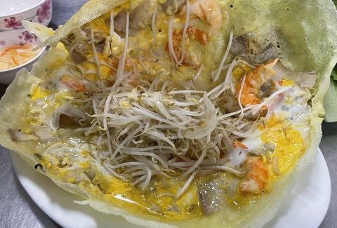 Bánh xèo nhân tôm, thịt, trứng tại một quán ở quận 1, TP.HCM - Ảnh: NHÃ XUÂN Bánh xèo nhân tôm, thịt, trứng tại một quán ở quận 1, TP.HCM - Ảnh: NHÃ XUÂN