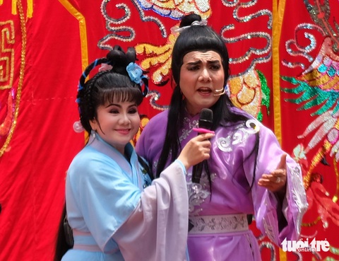 Điều kiện kỹ thuật tại đình hạn chế nên nghệ sĩ Tú Sương (bìa trái) phải cầm micro cho Điền Trung ca trong tuồng Song kiếm uyên ương - Ảnh: LINH ĐOAN Điều kiện kỹ thuật tại đình hạn chế nên nghệ sĩ Tú Sương (bìa trái) phải cầm micro cho Điền Trung ca trong tuồng Song kiếm uyên ương - Ảnh: LINH ĐOAN