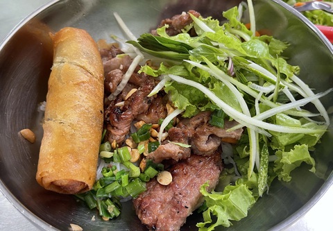 Chả giò ăn kèm bún thịt nướng tại một quán ở Tân Phú, TP.HCM - ẢNh: NHÃ XUÂN Chả giò ăn kèm bún thịt nướng tại một quán ở Tân Phú, TP.HCM - Ảnh: NHÃ XUÂN