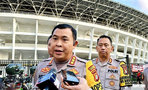Đội tuyển Việt Nam bị tắc đường đến sân Bung Karno, an ninh thắt chặt- Ảnh 5. Đại diện lực lượng an ninh trên sân Bung Karno trả lời phỏng vấn truyền thông - Ảnh: NGUYÊN KHÔI