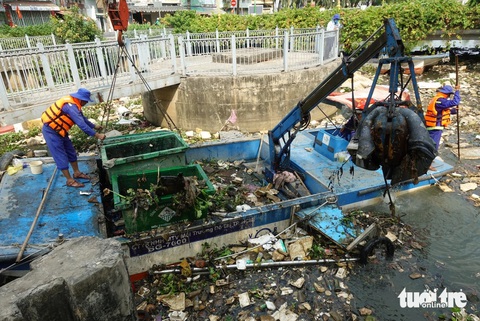 Đấu thầu vớt rác kênh Nhiêu Lộc - Thị Nghè từ tháng 4- Ảnh 1. Công nhân vớt rác trên kênh Nhiêu Lộc - Thị Nghè chiều 21-3 - Ảnh: NGUYỄN CÔNG THÀNH
