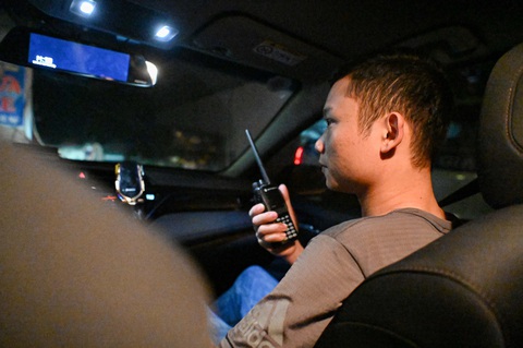 Cảnh sát giao thông mặc thường phục sẽ thường xuyên di chuyển để ghi nhận vi phạm trên đường- Ảnh 1. Cảnh sát giao thông hóa trang để phát hiện tài xế vi phạm nồng độ cồn - Ảnh: HỒNG QUANG