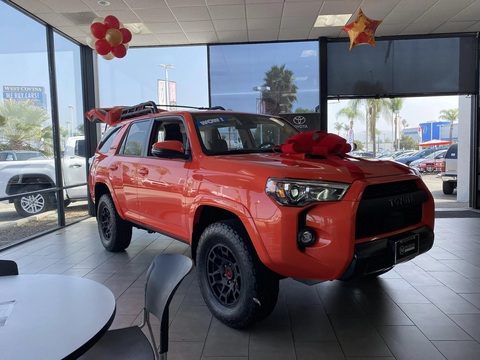 Sales Toyota kể chuyện: 'Niềm nở ngay cả khi khách mua xe hãng khác'- Ảnh 1. Để trở thành "vua doanh số", chỉ sản xuất ra những chiếc xe tốt thôi là chưa đủ. Các sales ô tô cũng đóng vai trò rất quan trọng - Ảnh minh họa: Reddit
