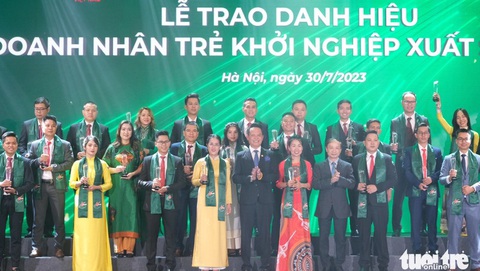 Tìm ứng viên cho danh hiệu Doanh nhân trẻ khởi nghiệp xuất sắc 2024- Ảnh 1. Trao danh hiệu Doanh nhân trẻ khởi nghiệp xuất sắc năm 2023 - Ảnh: HÀ THANH