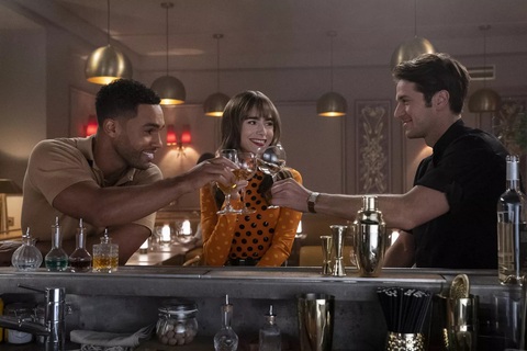 Bao giờ Emily in Paris trở lại?- Ảnh 2. Mối tình tay ba giữa Emily (giữa), Alfie (trái) và Gabriel - Ảnh: Netflix