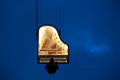 Đây là tên dự án nghệ thuật của nghệ sĩ Alain Roche, người đang chơi piano. Ông Roche chơi nhạc trong tư thế treo ngược cùng cây đàn trên một cần trục cao 10m ở Munich, Đức. Khán giả sẽ đeo tai nghe thưởng thức bản nhạc hòa cùng âm thanh của thiên nhiên được thu từ 40 chiếc microphone ở Bavaria và Thụy Sĩ lúc mặt trời mọc. (EPA) Đây là tên dự án nghệ thuật của nghệ sĩ Alain Roche, người đang chơi piano. Ông Roche chơi nhạc trong tư thế treo ngược cùng cây đàn trên một cần trục cao 10m ở Munich, Đức. Khán giả sẽ đeo tai nghe thưởng thức bản nhạc hòa cùng âm thanh của thiên nhiên được thu từ 40 chiếc microphone ở Bavaria và Thụy Sĩ lúc mặt trời mọc - Ảnh:EPA