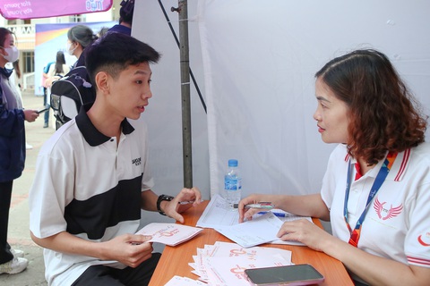 Nhà tuyển dụng phỏng vấn sinh viên ngành du lịch về trình độ ngoại ngữ, kỹ năng mềm - Ảnh: HÀ QUÂN Nhà tuyển dụng phỏng vấn sinh viên ngành du lịch về trình độ ngoại ngữ, kỹ năng mềm - Ảnh: HÀ QUÂN