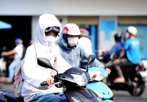 Nam Bộ nắng nóng, gần trăm bệnh nhân bị bệnh da đến khám mỗi ngày- Ảnh 1. Người dân di chuyển dưới thời tiết nắng nóng của TP.HCM - Ảnh: DUYÊN PHAN