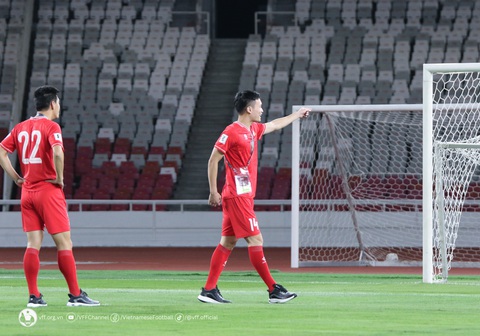 Hoàng Đức chỉ Tiến Linh cách ghi bàn trên sân Gelora Bung Karno- Ảnh 2. Hoàng Đức (phải) chỉ cho Tiến Linh cách di chuyển - Ảnh: VFF
