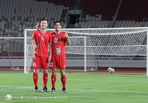 Hoàng Đức chỉ Tiến Linh cách ghi bàn trên sân Gelora Bung Karno- Ảnh 1. Hoàng Đức (trái) và Tiến Linh tươi cười trên sân Gelora Bung Karno - Ảnh: VFF