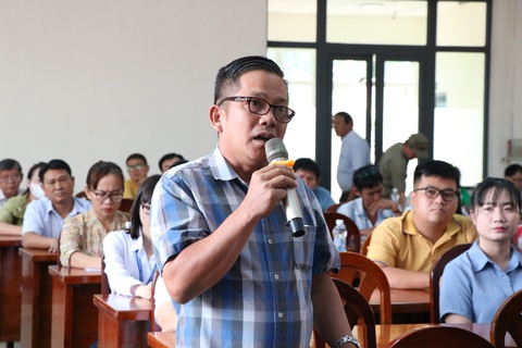 Quận 12 đối thoại với dân về xây trạm xử lý nước thải- Ảnh 1. Người dân nêu ý kiến tại hội nghị - Ảnh: CẨM NƯƠNG