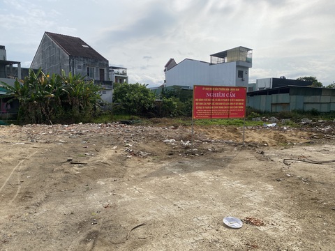 Phạt 3,5 triệu đồng lái xe, khen thưởng dân báo tin vụ canh xe đổ xà bần- Ảnh 2. Nơi đổ xà bần ồ ạt nay được dọn và cắm bảng cấm xả thải - Ảnh: B.D.