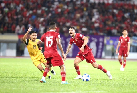 Tuyển Indonesia gặp nhiều bất lợi- Ảnh 3. Indonesia (áo đỏ) cũng có nhiều điểm yếu - Ảnh: PSSI