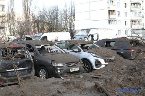 Ukraine nêu thiệt hại từ cuộc tấn công tên lửa lớn nhất trong nhiều tuần của Nga vào Kiev- Ảnh 3. Một số ô tô bị hư hại trong vụ không kích nhằm vào thủ đô Kiev - Ảnh: UKRINFORM