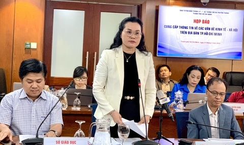 Phụ huynh muốn tiếp quản Trường quốc tế AISVN, chủ đầu tư đưa cam kết- Ảnh 1. Tại buổi họp báo chiều nay, bà Lê Thụy Mỵ Châu cung cấp thông tin về tình hình Trường quốc tế AISVN và cho biết phụ huynh muốn tiếp quản trường này - Ảnh: TRẦN HUỲNH