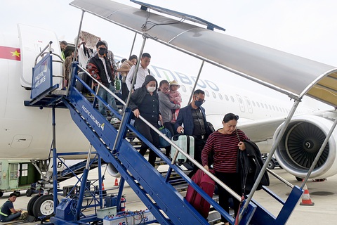 Thiếu máy bay do bảo dưỡng, đi lại ra sao?- Ảnh 3. Hành khách xuống máy bay của Bamboo Airways tại sân bay Tân Sơn Nhất. Hiện hãng này còn sở hữu 8 chiếc - Ảnh: T.T.D.