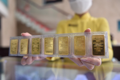 Giá vàng miếng SJC lao dốc sau tin đề nghị xóa độc quyền- Ảnh 1. Theo NHNN, việc xóa bỏ cơ chế Nhà nước độc quyền sản xuất vàng miếng sẽ phù hợp với kinh nghiệm quốc tế, tăng cung vàng miếng trên thị trường, giải quyết được vấn đề chênh lệch giá - Ảnh: NGỌC PHƯỢNG